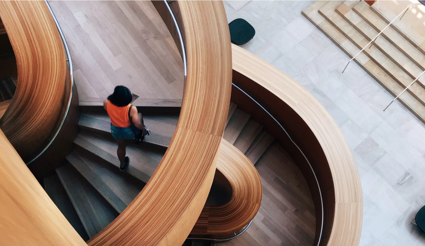 Escalier en spirale dans un lieu culturel, photographie d’illustration pour la mise en page de magazines
