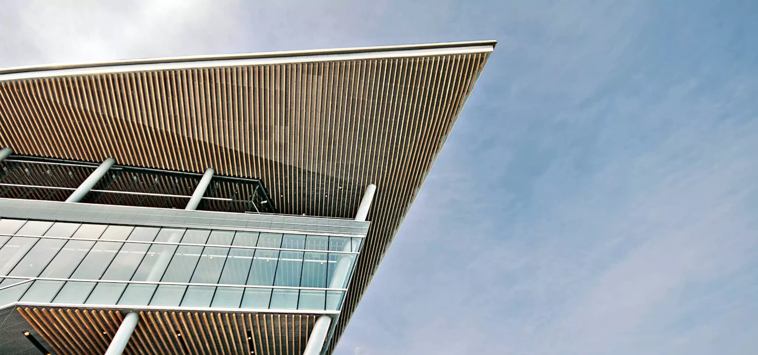 Façade d’un bâtiment moderne, photographie d’illustration pour la mise en page de plaquettes
