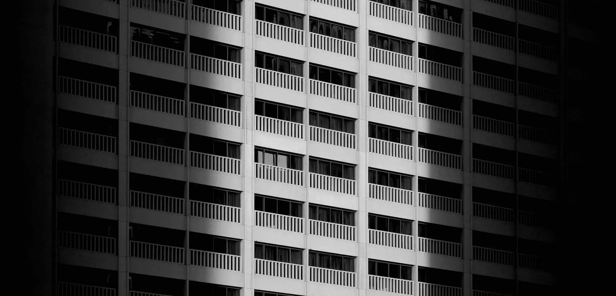Façade d’immeuble en noir et blanc, photographie d’illustration pour la mise en page de rapports d’activité