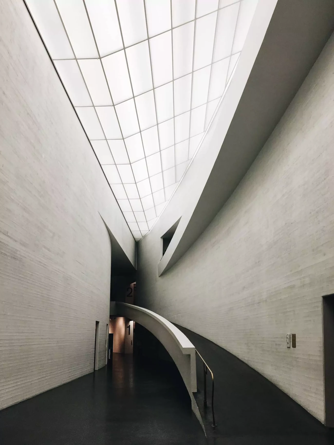 Intérieur architectural aux lignes épurées, photographie d’illustration pour la présentation du studio