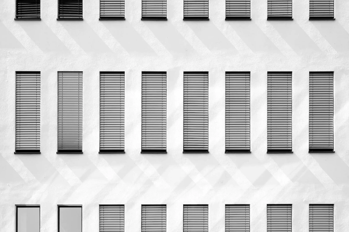 Façade d’immeuble aux fenêtres alignées, photographie d’illustration pour les services de mise en page